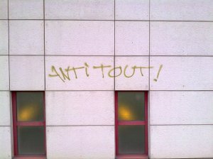 graffiti intitulé "Anti tout!"